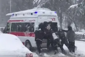 暴雪中助救护车脱困，济职学子获央视点赞图片