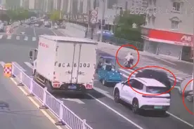 温州乐清一特斯拉冲撞多辆电瓶车后接近报废？当地：2人受伤较重图片