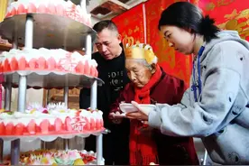 温馨！湖南娭毑110岁生日，给相差超百岁的玄孙女喂蛋糕，她的长寿秘诀是…图片