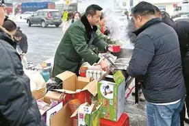 春运路上遇突发 他们获暖心救援图片
