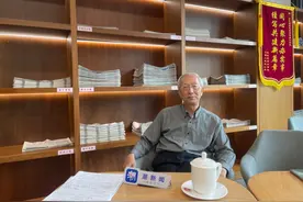 在城市书吧碰撞出思想的火花——银发教授曹文彪和他的文化讲座图片