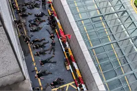 武警官兵海口救灾“累倒一地” 网友：心疼！感动！图片