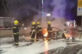 轿车撞路墩自燃 的哥乘客徒手破窗救出4人图片