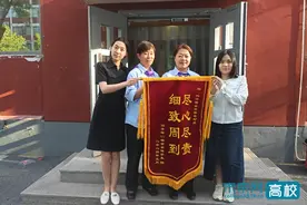 鲜花、锦旗、手写信……北京金融科技学院毕业生送给宿管阿姨特别的致谢图片