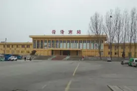 突然火了！停运的火车站被堵得水泄不通，万人围观！网友炸锅图片