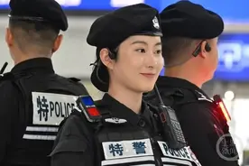 又飒又美！重庆街头执勤女特警火出圈图片