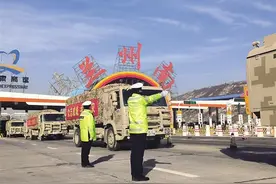 兰州公安交警为抗震救灾物资车辆开道护航图片