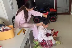 【一城百面】母爱的力量  重庆独臂妈妈手脚并用为女儿扎辫子图片