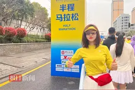 马拉松赛事中的公交跑者：就喜欢武汉的最美赛道图片