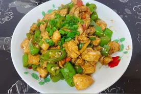 美食厨房丨川味宫保鸡丁图片