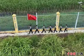 广西崇左移民管理警察的特殊巡逻日：与国同庆守边疆图片