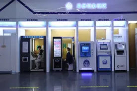 办证全天候 服务“不打烊”图片