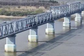 同江铁路口岸进出口运量累计突破500万吨图片