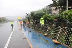 防护栏被吹倒？深圳武警抬起来！武警深圳第一支队官兵在风中守护群众安全图片