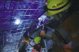 大瑞铁路高黎贡山隧道建成首座铁路隧道井下拌合站图片