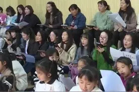 师生合唱云南民谣《螃蟹歌》 网友：是时候展现云南方言的魅力了图片