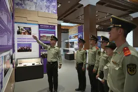 迷彩绿遇到清华紫 展开一场特别的青春对话图片
