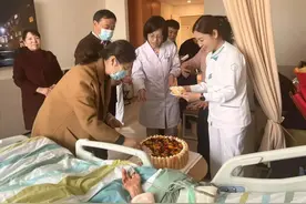 85岁老人的特殊生日图片
