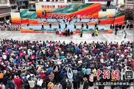 康定非遗民俗跑马山转山会开幕图片