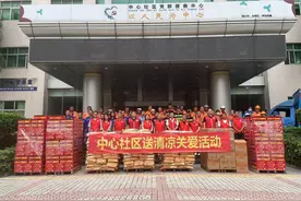送一份关怀，道一声辛苦！坪地街道中心社区慰问一线环卫工图片