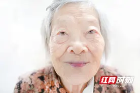 肖像丨微笑的老人“天使”图片