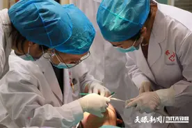 经过五小时救治，他的门牙终于保住了！牙外伤脱位，医生这样建议……图片