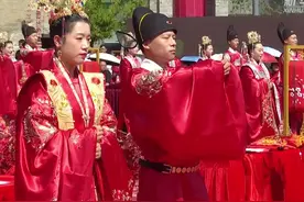 一场古村中的中式集体婚礼图片