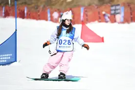 雪场竞技好热闹，2024年湖北·保康文旅冰雪嘉年华暨首届滑雪比赛激情开赛图片