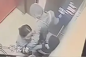 传单被撕，女服务员怒掐男孩脖子3次？警方介入图片