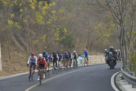 北京市自行车公开赛昌平站开赛 骑行少年挑战白羊沟“六道弯”图片
