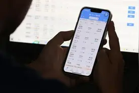 广州南站回应2名旅客买到“同日同座”车票：其中一张是退票图片