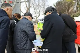 日照交警街头“摆摊”，从“头”抓安全图片