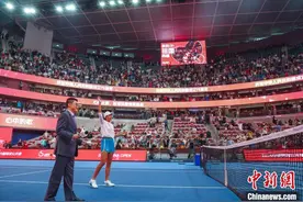 特写：中网赛场上，中国老将张帅收获“双重幸福”图片