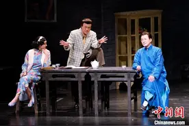 北京人民艺术剧院在上海上演老舍的《茶馆》图片