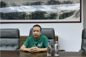 “硒爸爸”历经七年领取“身份证”——访湖北硒爸爸矿泉水有限公司董事长加博毅图片