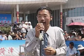 郭有才直播间关闭打赏，此前曾因此事起争议！想唱老歌竟需要注意……｜眼睩睩图片