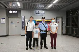 小朋友负气决定把地铁“坐穿 ”，民警耐心劝导助其安全回家图片