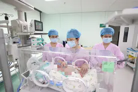 “巨大儿”出生后呼吸困难，医护紧急救治顺利闯关图片