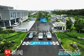 智能网联汽车“巅峰对决”：现场人工降雨模拟极限场景图片