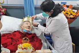 暖心！百岁老人在病房过生日图片