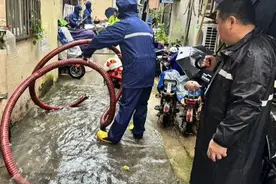 “屋里变水池了”，上海市中心一小区18户居民家进水，社区工作人员齐力帮忙图片