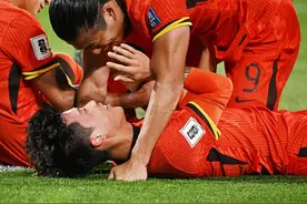 上半场国足客场1-1澳大利亚 谢文能进球，澳大利亚补时扳平图片