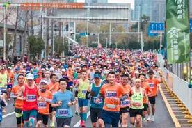 2024光谷马拉松：2万余人雨中激情奔跑，一路加油声让选手们越跑越兴奋图片