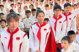 四位杭州亚运冠军惊喜亮相！为东风东路小学新队员系上红领巾图片