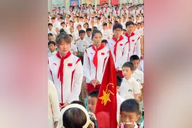 四位杭州亚运冠军惊喜亮相！为东风东路小学新队员系上红领巾图片