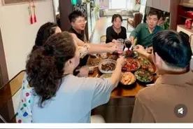 带爸妈反向旅行 一身反骨的年轻人们已“爆改”年味图片