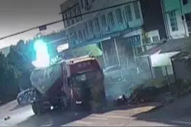 孩子突然冲上马路，货车紧急避让撞倒电线杆图片