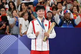 中国奥运军团第十日综述：邹敬园卫冕男子双杠金牌，冯彬追平奥运最佳成绩图片