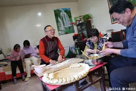 新春走基层｜第一书记邢可锋村里过春节，大年初一为全村拍全家福图片