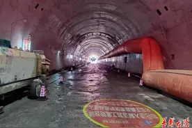 城龙高速花龙村隧道群实现双幅贯通图片